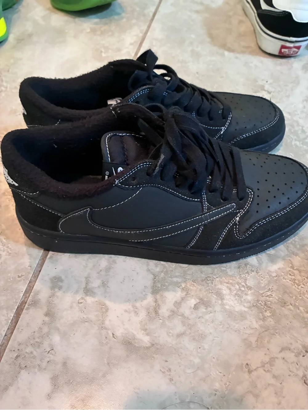Nike Men's Black Low-Top Sneakers with White Stitching